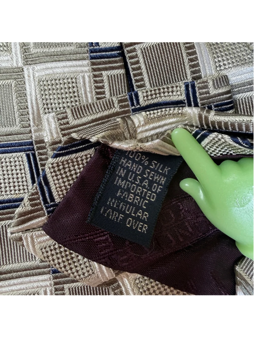 Roundtree & Yorke Men’s Silk Tie Gray Navy Geometric Square 4 Inch Necktie